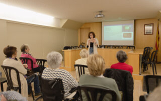 Rosa Rubió, periodista i CEO de Com360, impartint un taller d'educació mediàtica per a gent gran
