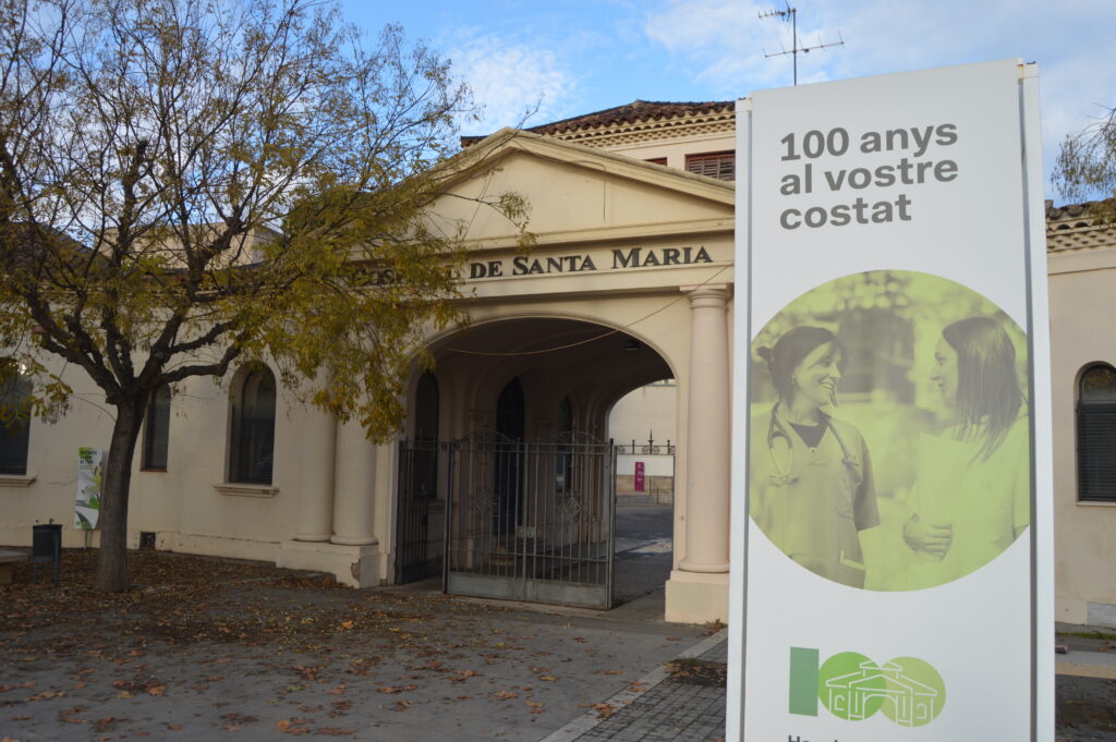 Tótem exterior a l'entrada principal de l'hospital